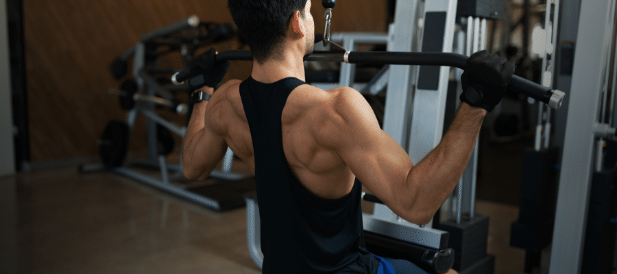 Pull over assis à la machine Musculation