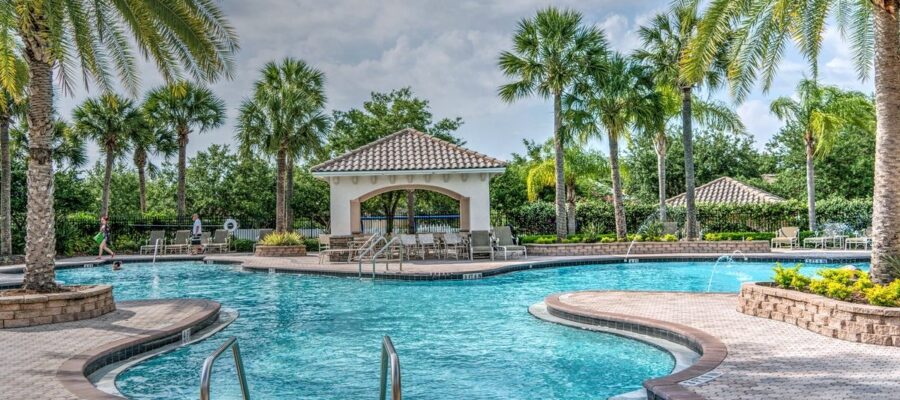 Piscine avec margelle en pierre