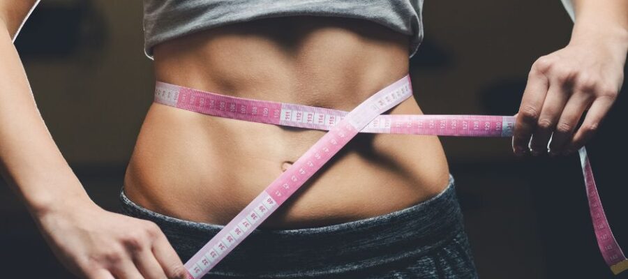 femme calculant son tour de taille