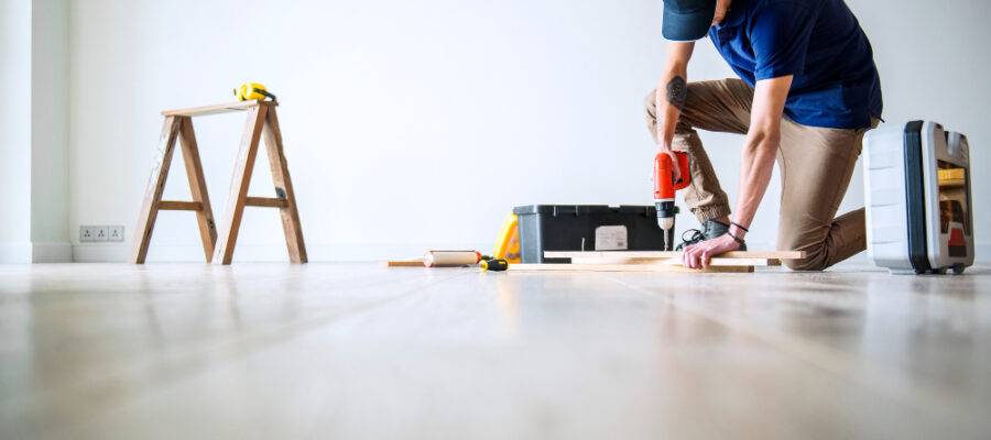 un homme réalisant des travaux de rénovation